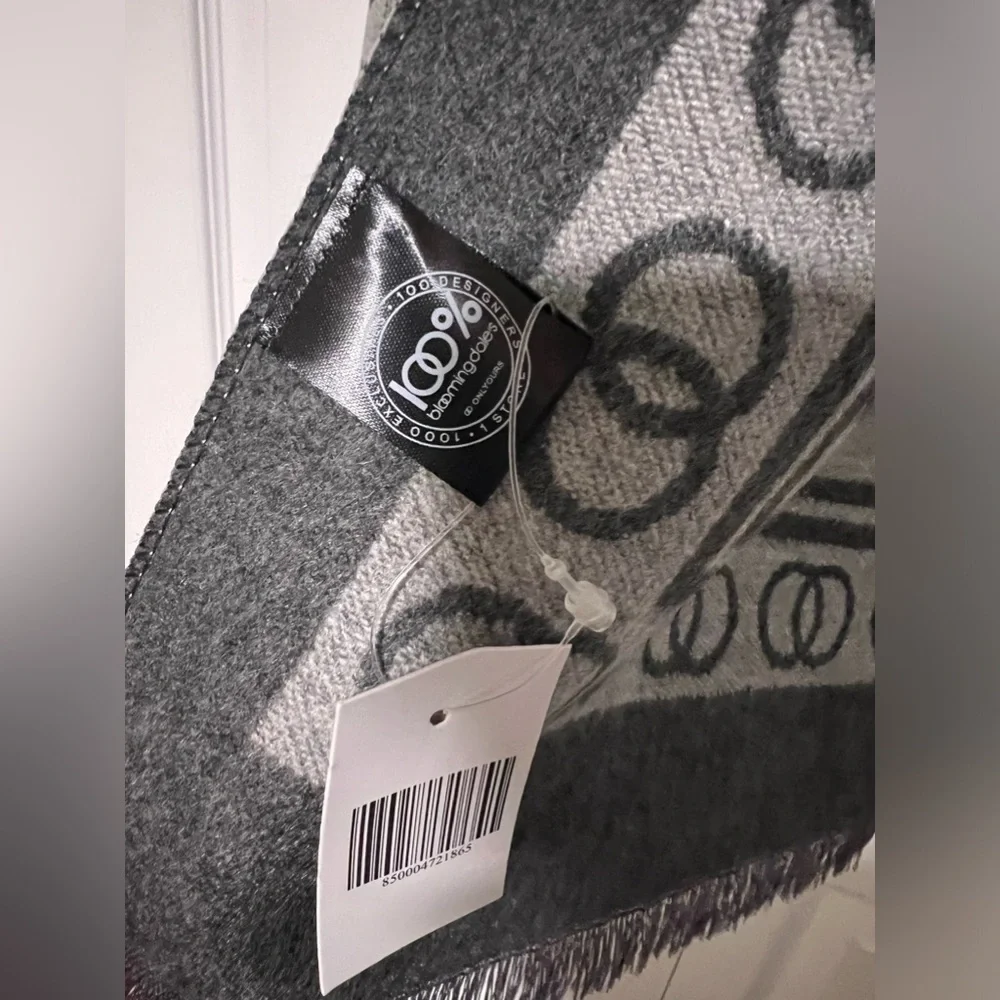 New With Tags Bloomingdale's Anniversary Exclusive Scarf